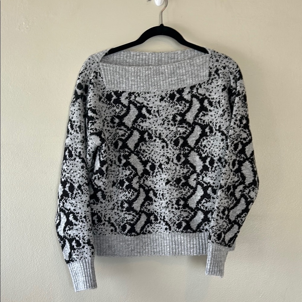 Peyton Primrose Stylish Black and Gray Sweater